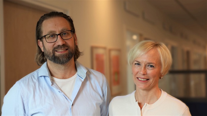 Bild på 2 personer: Magnus Almeling till vänster och Anneli Holst till höger.