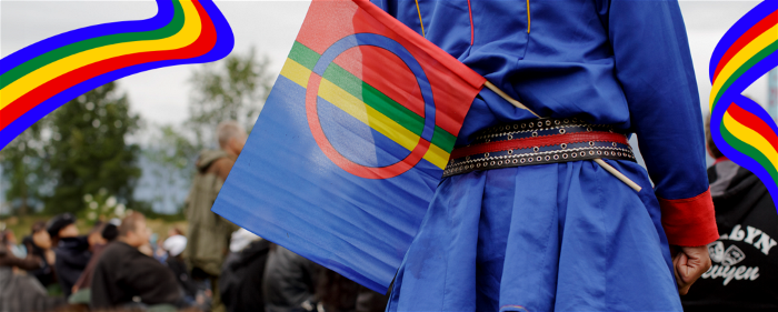 Ett foto som visar en person sedd bakifrån med en samisk klädedräkt och en samisk flagga.
