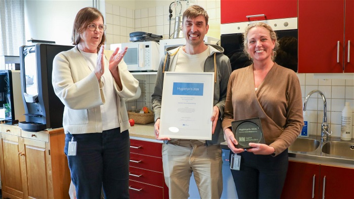 Hälso- och sjukvårdsdirektör Pia Näsvall har delat ut årets hygienpris till neonatala intensivvårdsavdelningen.