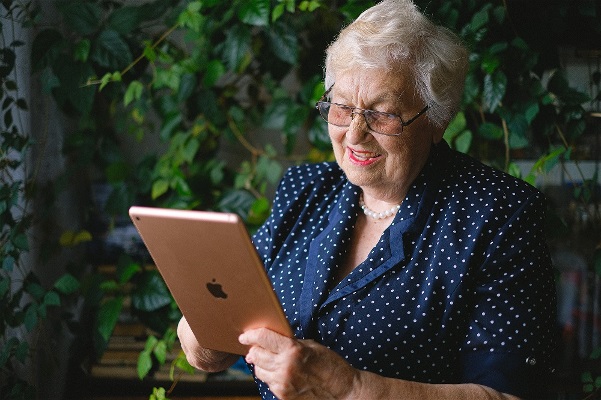 Äldre person med iPad