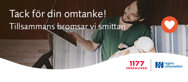 Man med en bebis i soffa som håller upp en dataskärm och har ett videosamtal.