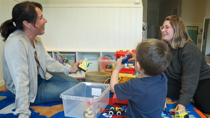 Förskolelärare Petra Seiger tillsammans med Isabel och ett av barnen på Knuten.