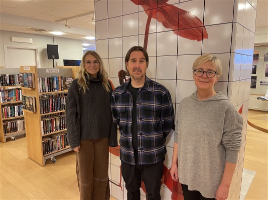 Fotografi som visar Ann Helen, Joakim och Anna som arbetar vid Alva kultur.