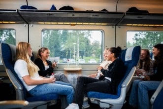 Tjejer på tåg