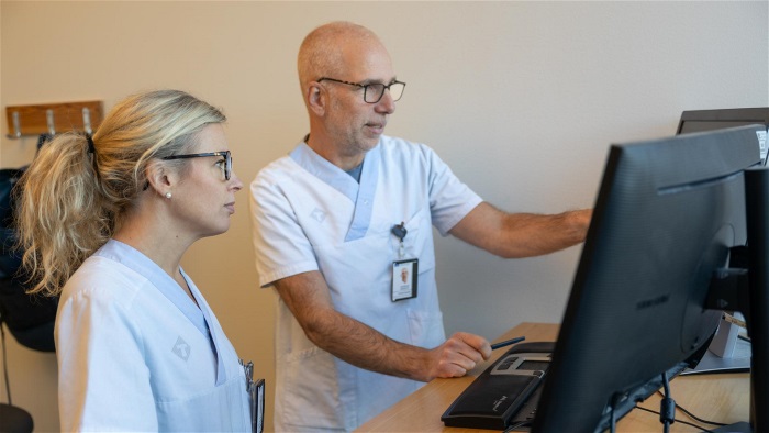 Therese Thunberg och Andreas Winroth kollar på statistik över användningen av antibiotika.