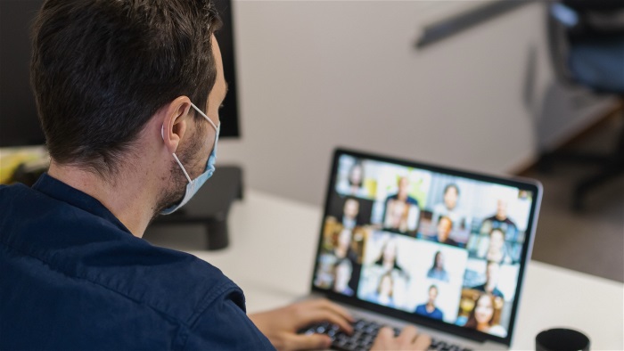 Bild på en man som sitter med en laptop och har ett digitalt möte