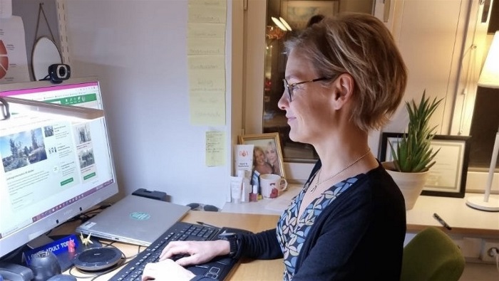 Kvinna vid dator