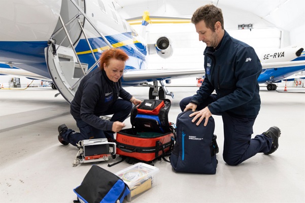 Personal från svenskt ambulansflyg packar sin utrustning